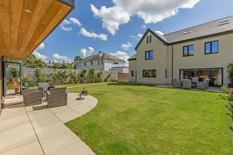 10 Bedroom Detached House For Sale