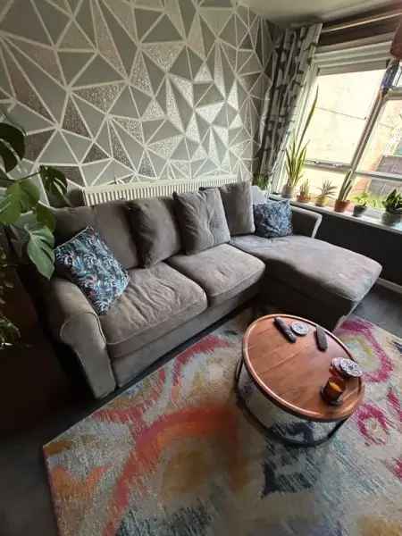 2 Bedroom Ground Floor Flat with Private Garden and Disabled Access