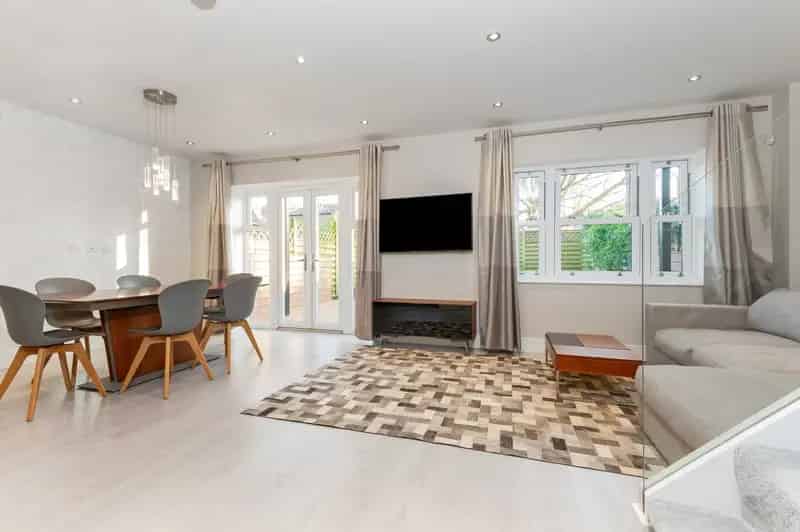 5 Bedroom House for Sale in Emerald Square