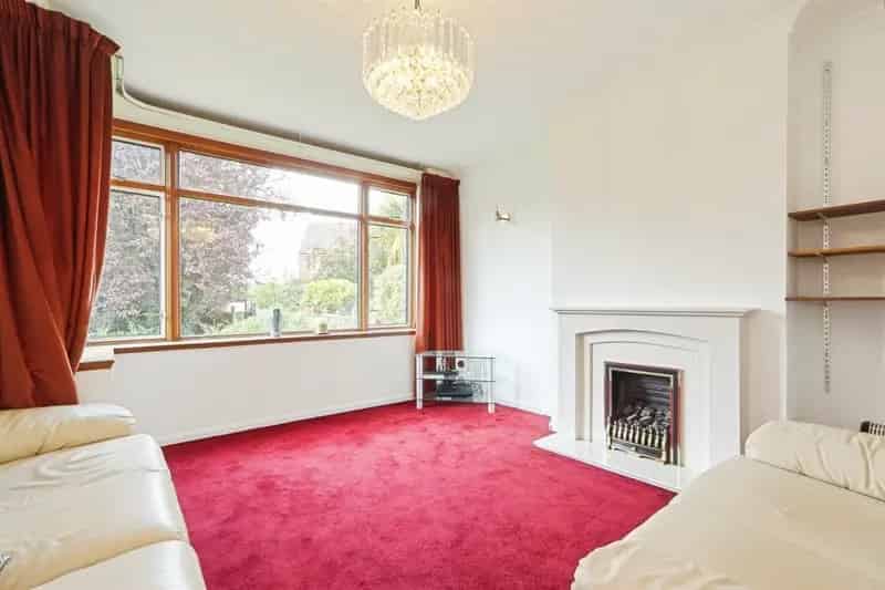 3 Bed Semi Detached House with Garage and Garden