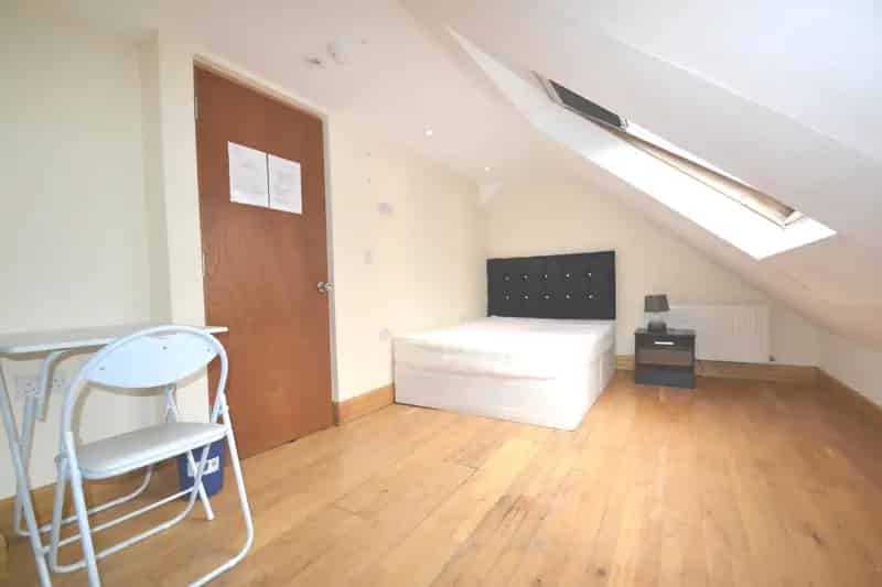 Double Room for Rent in Hanwell - Garden Parking Students Welcome
