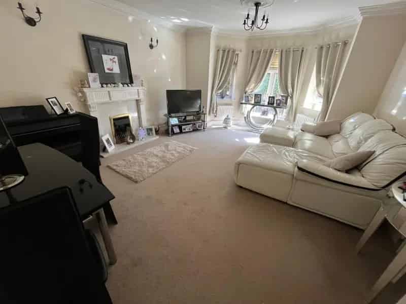 2 Bedroom Flat for Sale Opposite Sutton Park