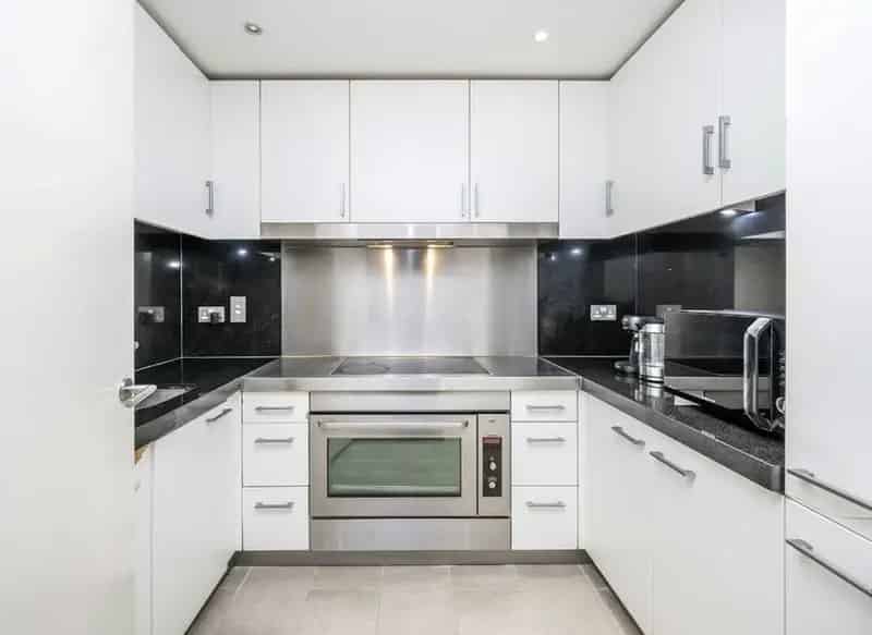Riverside 2-Double Bedroom Apartment with Balcony and Thames Views