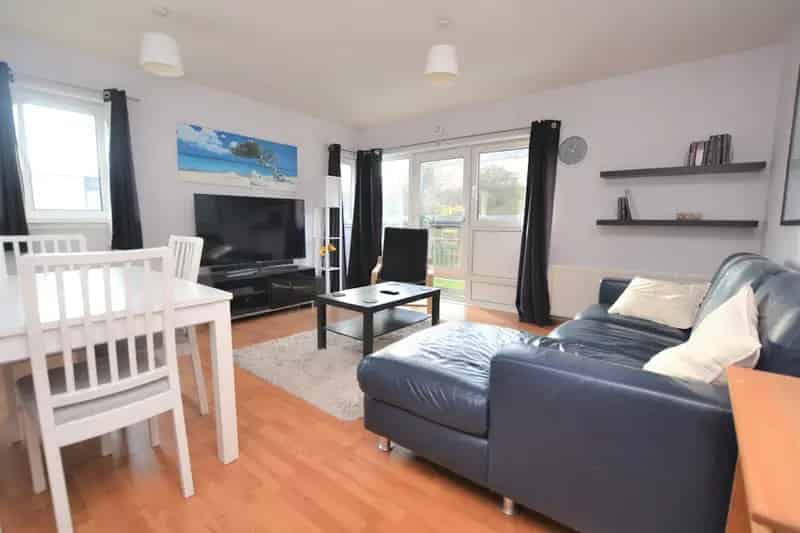 Modern 2 Bed Flat in Trinity with Private Parking