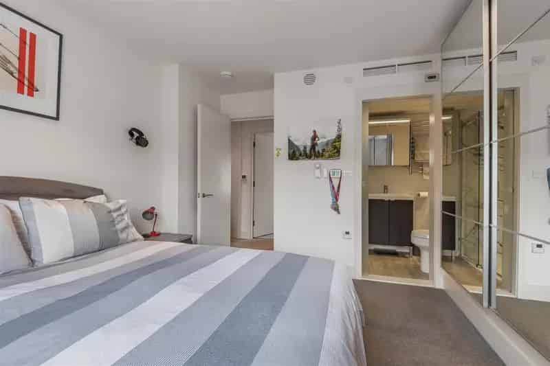 2 Bed Split Level Apartment Brackenbury Village
