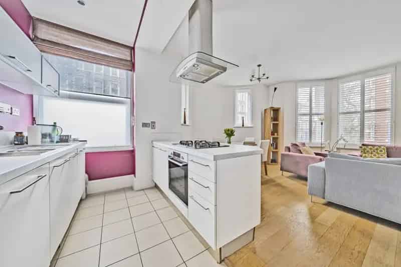 Earls Court Apartment High Ceilings Hardwood Floors Near Tube