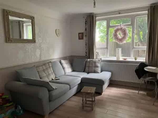Spacious 4 Double Bed End Terrace House with Large Garden