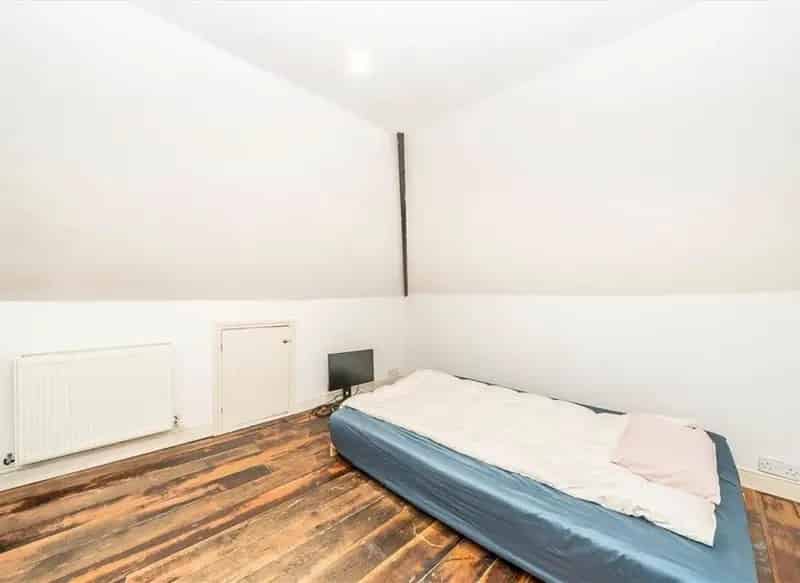 One Bedroom Apartment with Terrace and Parking Near Charlton Station