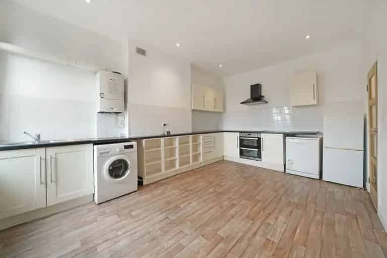 3 Bedroom Flat House to Rent