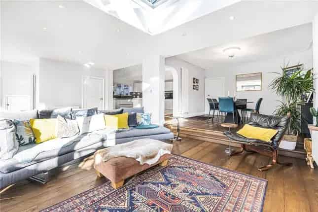 Detached House for Sale in Mill Hill NW7