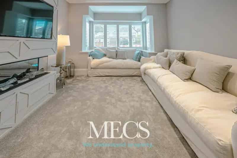 5 bedroom detached house