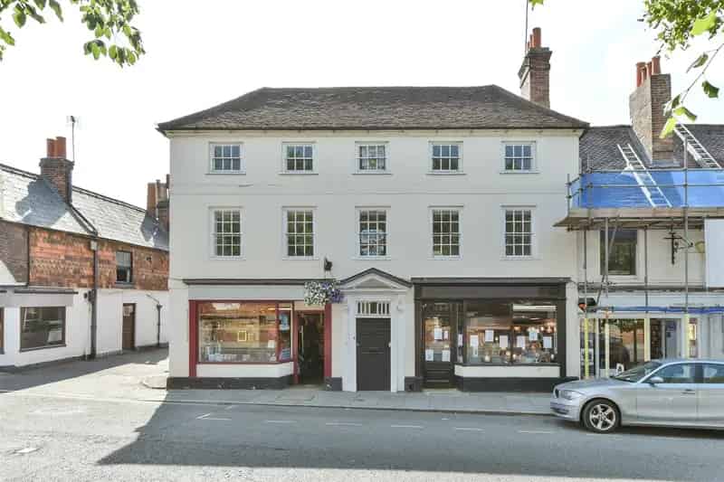 4 Bedroom Apartment for Sale Near Shops and Stations