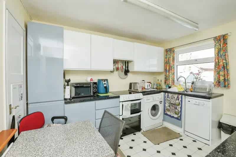 3 Bed Semi-Detached House with Conservatory and Garden