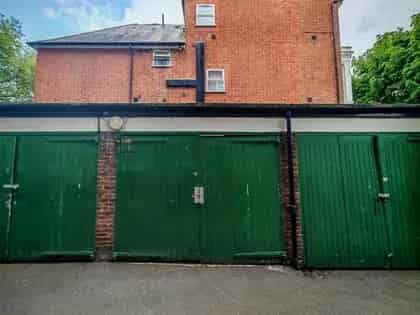 Garage to Rent West End Lane London