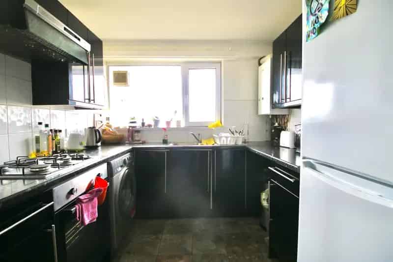 4 Bedroom Flat Near Mile End Station - Perfect for Students