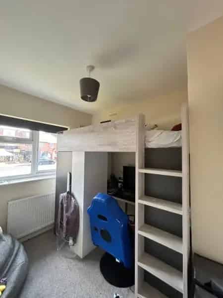 3 Bed Semi Detached House Spacious Garden