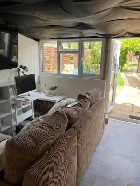 Lovely EOT Home New Kitchen Bathroom Large Garden 3 Sheds Bar Hot Tub
