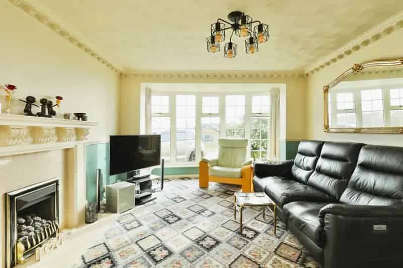 Five Bedroom Detached House S20 - Spacious Family Home