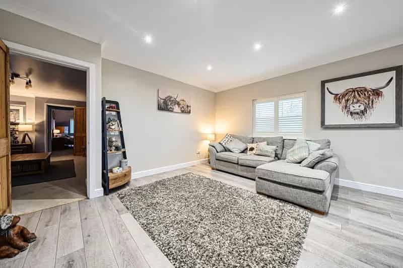 4 Bed Property with Equestrian Facilities and 2.5 Acres