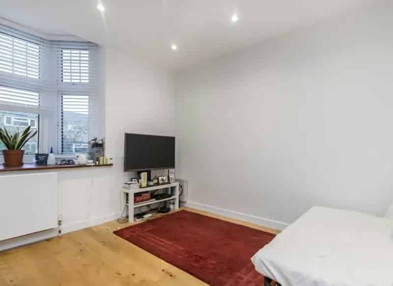 One Bedroom Flat Strawberry Hill High Standard Close to Station