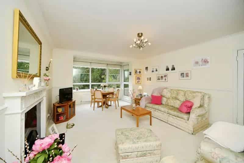 2 Bedroom Flat for Sale Near Preston Park