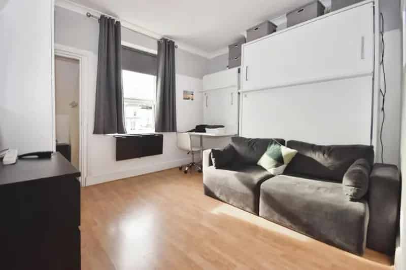 Brighton Studio Flat: Stylish City Living in Denmark Terrace