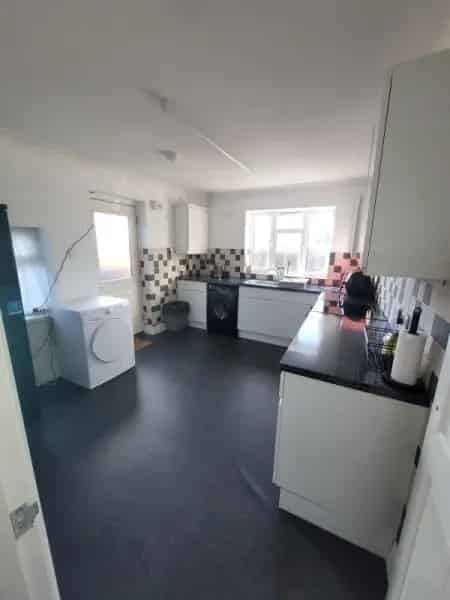 2 Bedroom House with Large Garden and Driveway