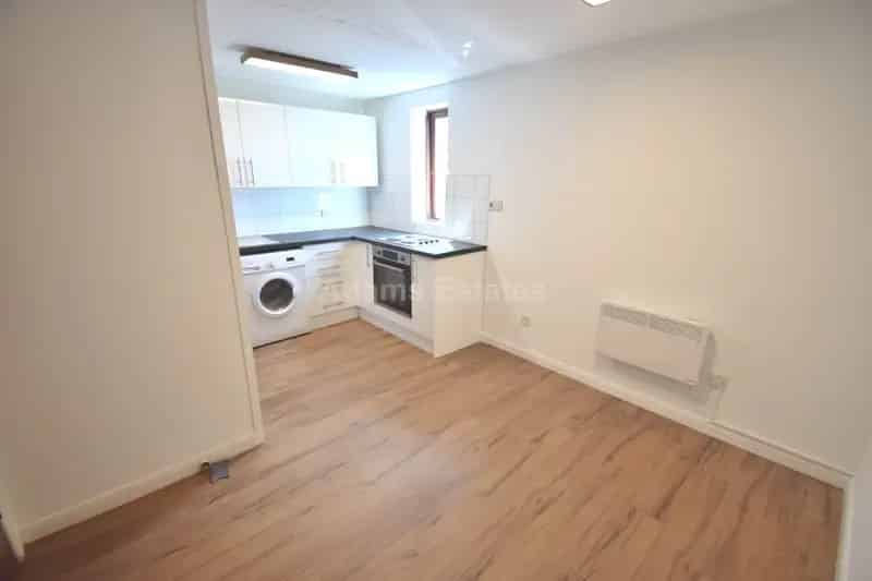 2 Bedroom Apartment Near Reading Town Centre