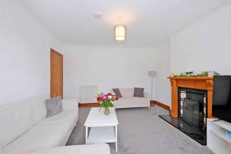 Spacious 3-Bed Detached House with Garage and Garden