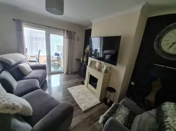 End Property with Garden, Fitted Wardrobes and Laminate Flooring