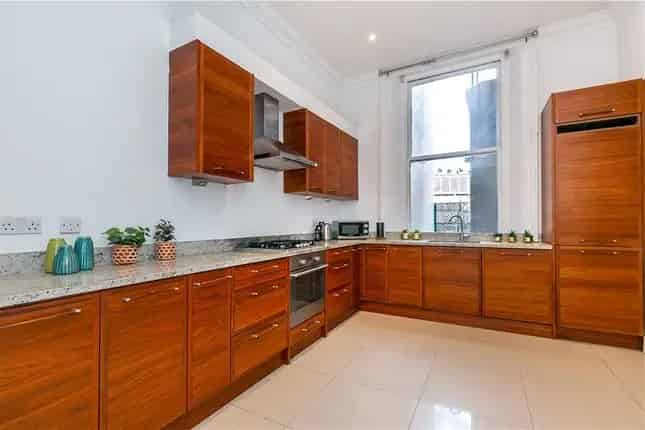 4 Bedroom Maisonette Freehold in London SW5