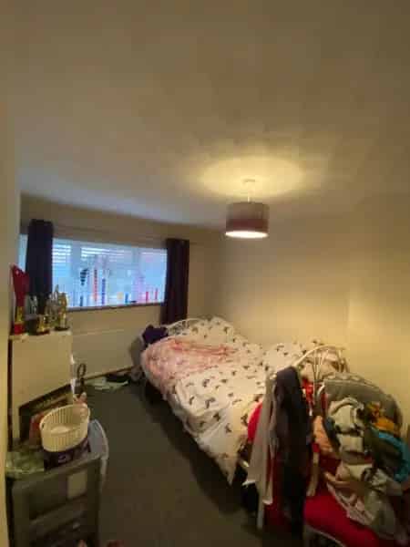 3 Bed House Large Garden New Kitchen Flooring