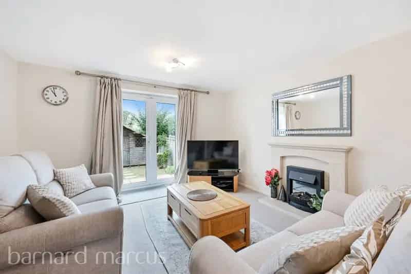 Spacious Semi-Detached Home with Garden and Parking