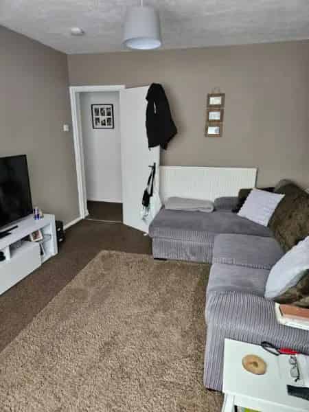 Spacious 1 Bedroom Flat Near Shops and Train Station