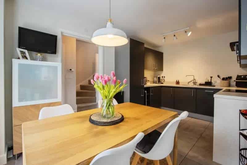 Four Bedroom Semi-Detached House with Private Garden and Off-Street Parking
