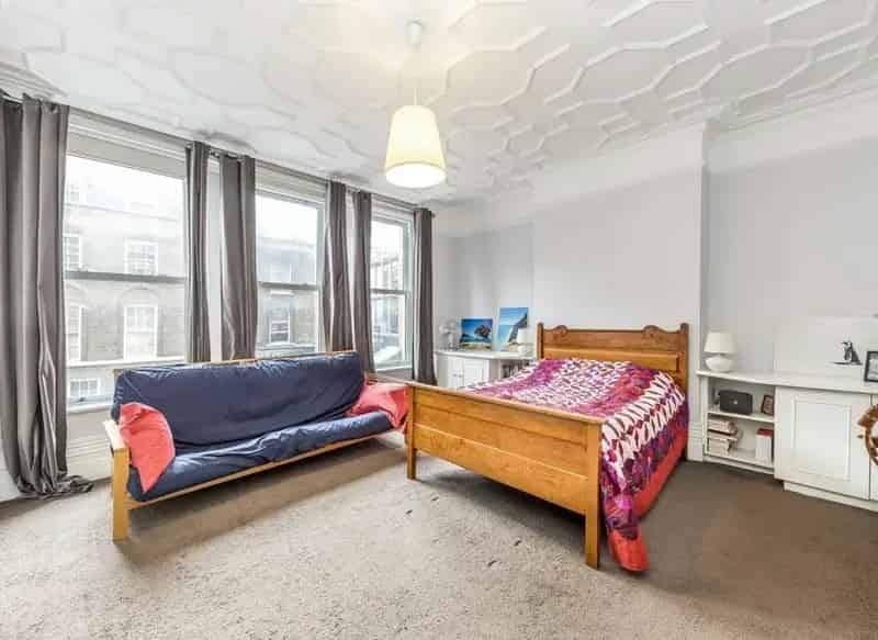 Large 2-Bedroom Property Near Universities and Transport