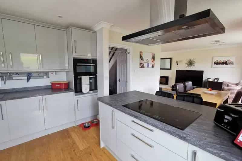 4 Double Bedroom Family Home with Garage and Garden