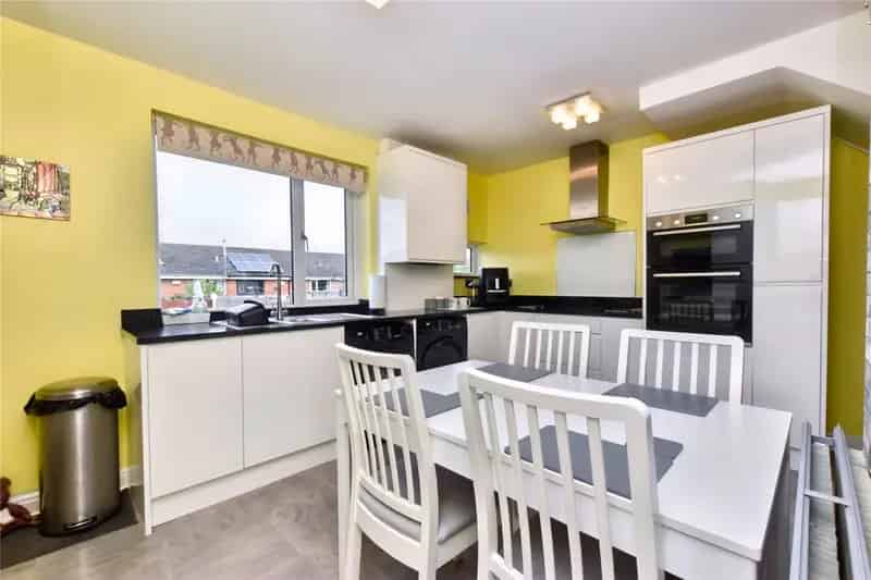 Three Bedroom Semi Detached House with Garage and Spacious Garden