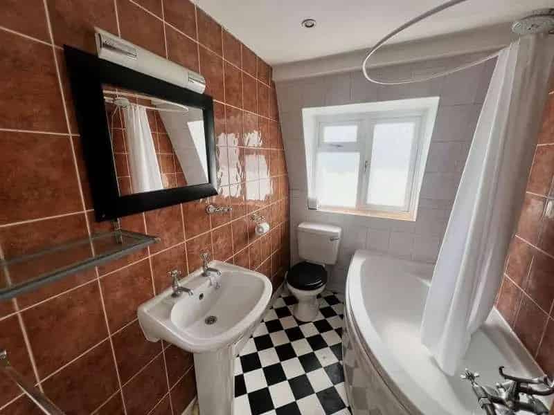 2 Bed Flat for Sale in Wimborne by Auction