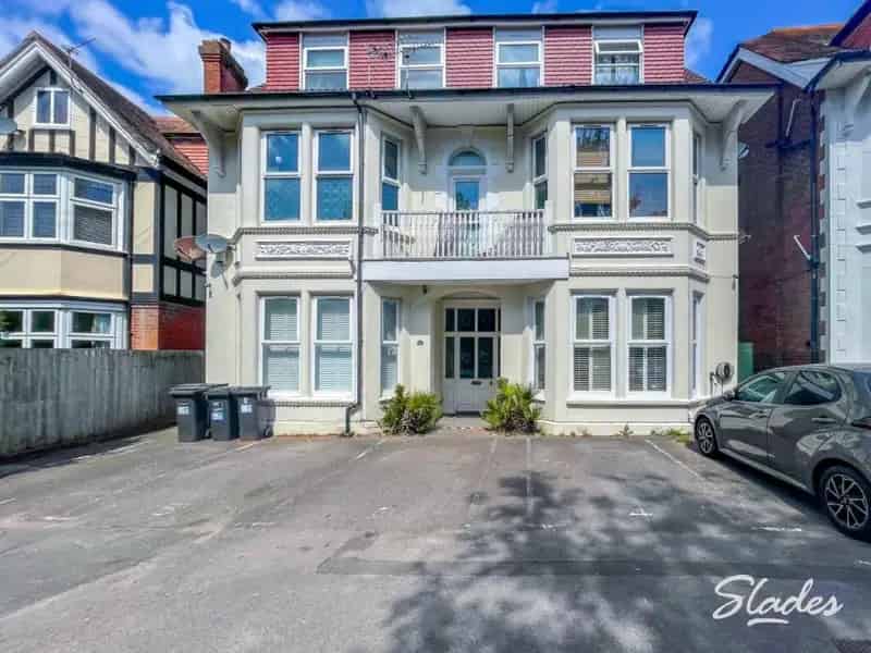 3 Bedroom Ground Floor Apartment Near Sandy Beaches