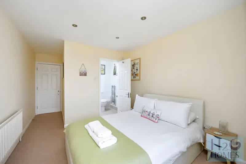 2 Bedroom Apartment Short Term Holiday Let Balcony Parking South Facing Views