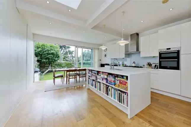 4 Bedroom Semi-Detached House for Sale in North Kensington