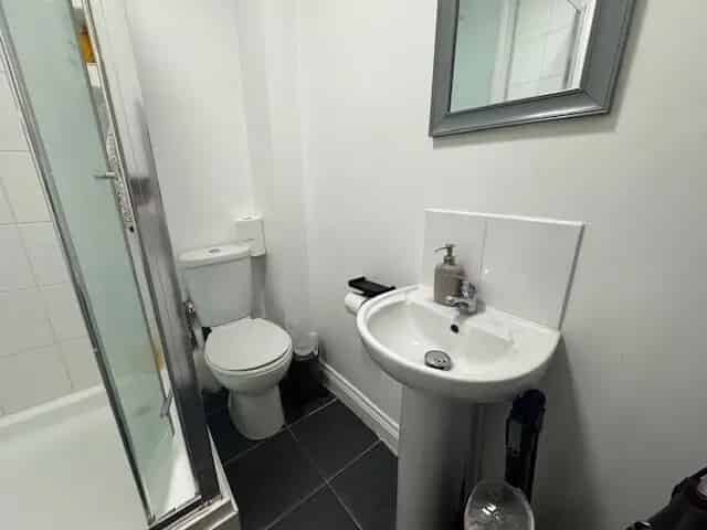 Spacious 2-Bedroom Flat near Southampton General Hospital