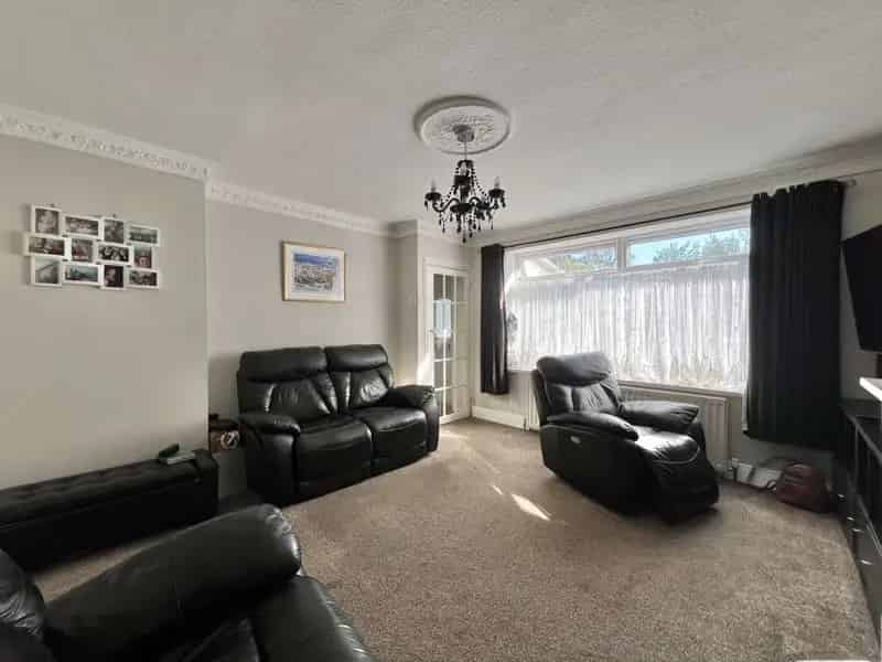 4 Bedroom End Terrace House to Rent