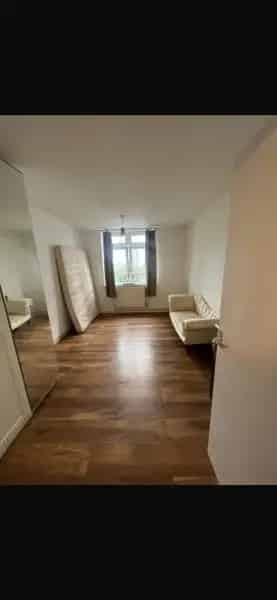 Spacious 1 Bedroom Flat East London Near Underground DLR