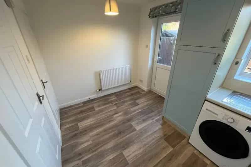 2 Bed House Near Town Centre - Newly Decorated