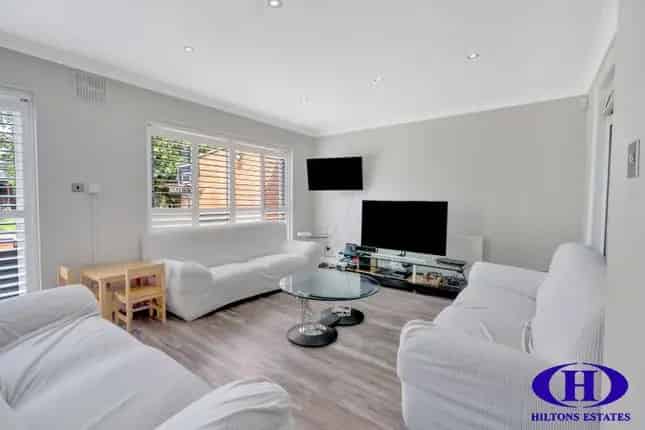 6/7-Bedroom Semi-Detached House for Sale in Southall