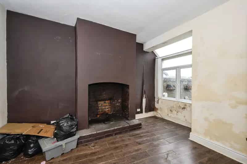 Spacious 3-Bed End Terrace House in Burtonwood Near M62