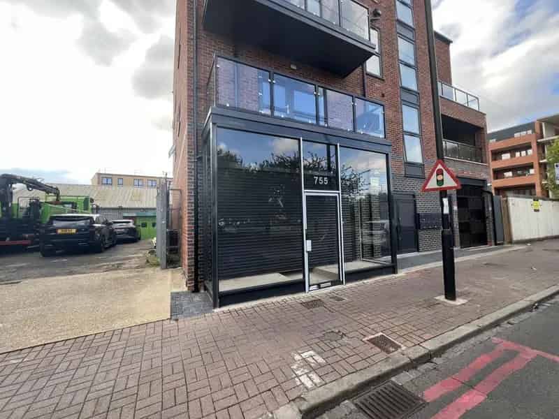 Ground Floor Retail Unit with Large Shopfront Display