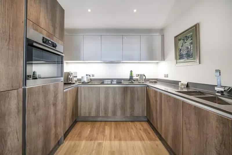 Newly Renovated 1-Bedroom Flat Chiswick High Road Underground Parking Balcony